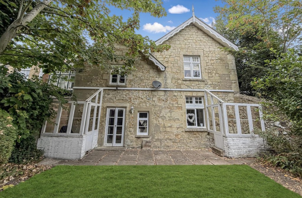 Lot: 159 - THREE-BEDROOM COTTAGE CLOSE TO TOWN CENTRE AND SEAFRONT - Rear Elevation